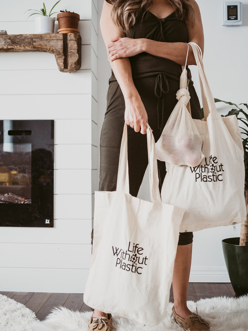 Organic Cotton Flat-Bottom Compact Shopping Bag - Wood Button Closure