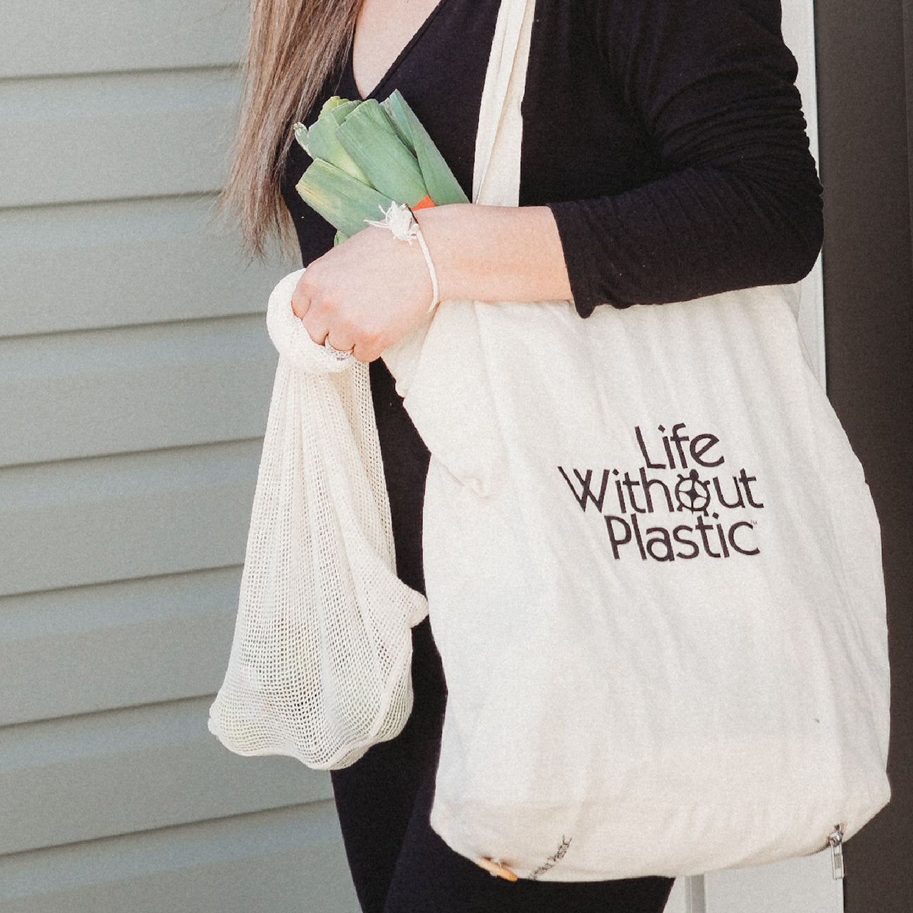 Organic Cotton Flat-Bottom Compact Shopping Bag - Wood Button Closure